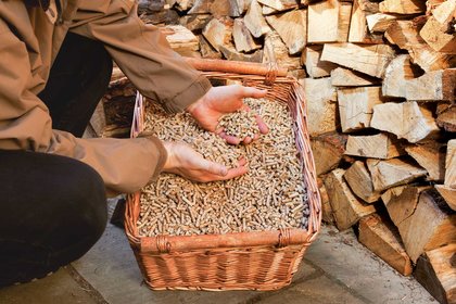 Korb mit Holzpellets im nachhaltigen Hotel im Harz